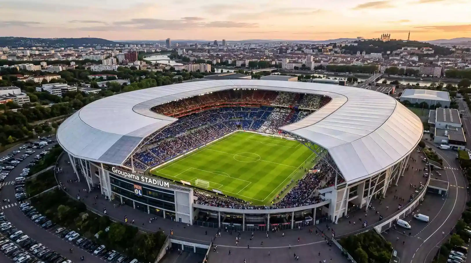 Groupama Stadium de Lyon con el cesped verde visto desde una esquina alta del estadio