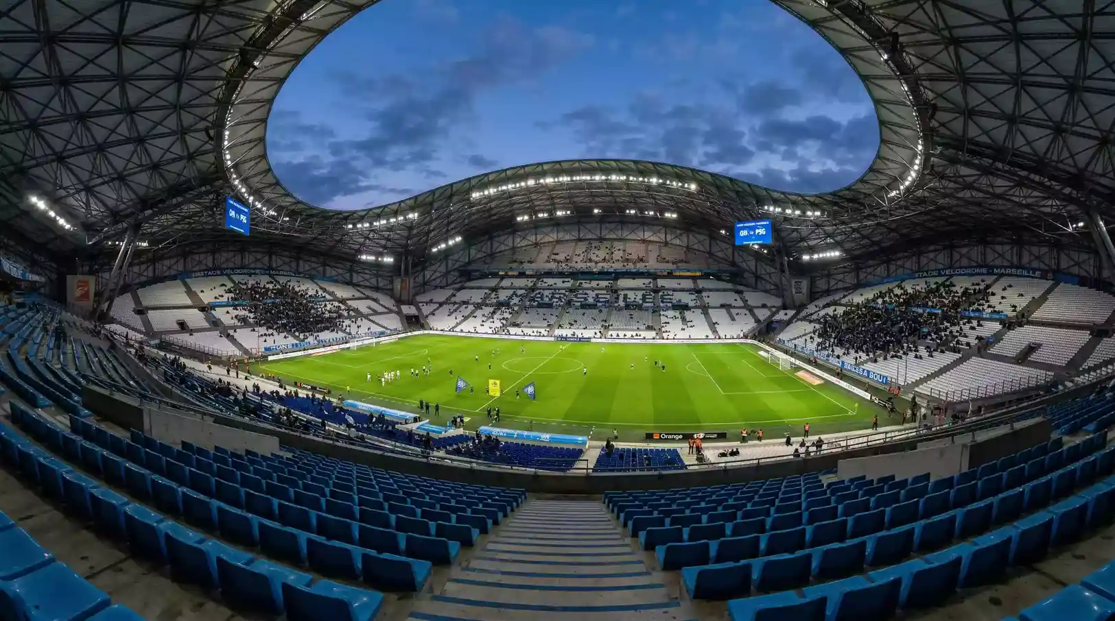 Estadio Velodrome de Marsella visto desde la grada con el cesped iluminado antes de un partido de la Ligue 1