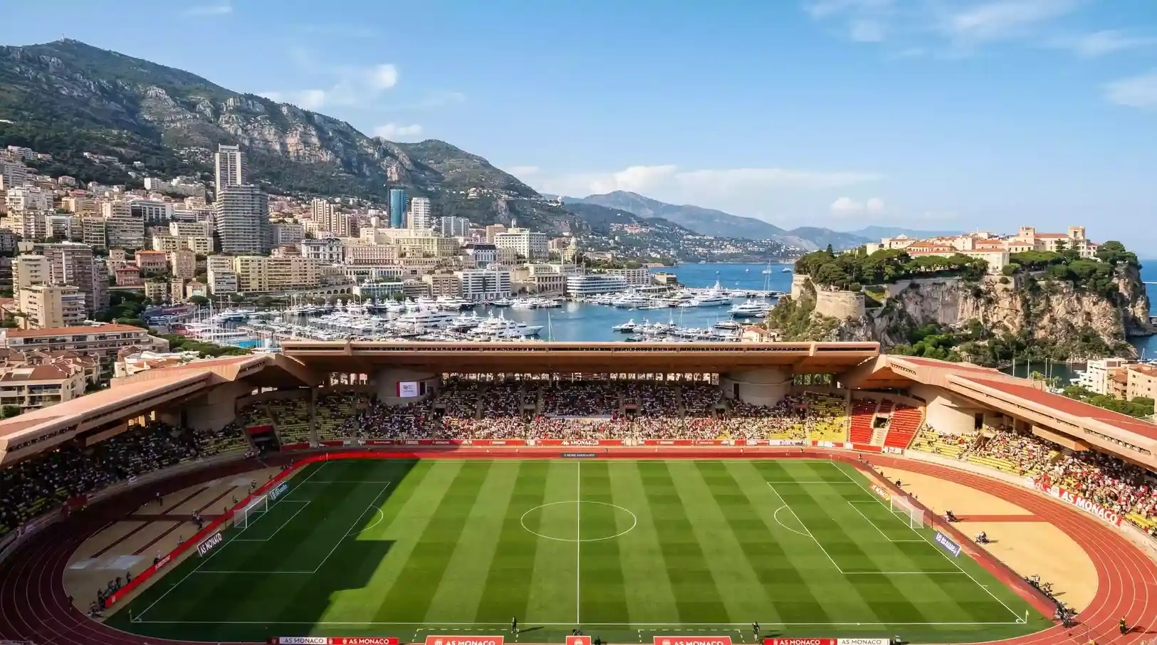 Stade Louis II de Monaco con el puerto y los edificios del Principado al fondo