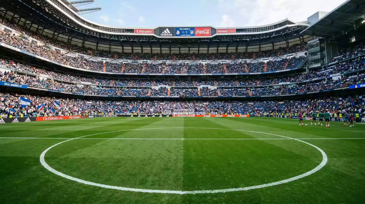 Campo de futbol profesional con lineas blancas marcadas visto desde el centro del terreno de juego