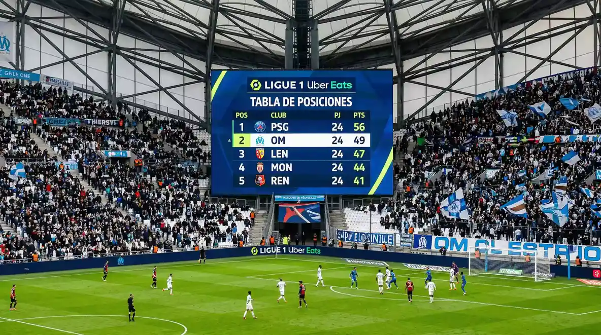 Tabla de clasificacion de la Ligue 1 proyectada en una pantalla grande de un estadio