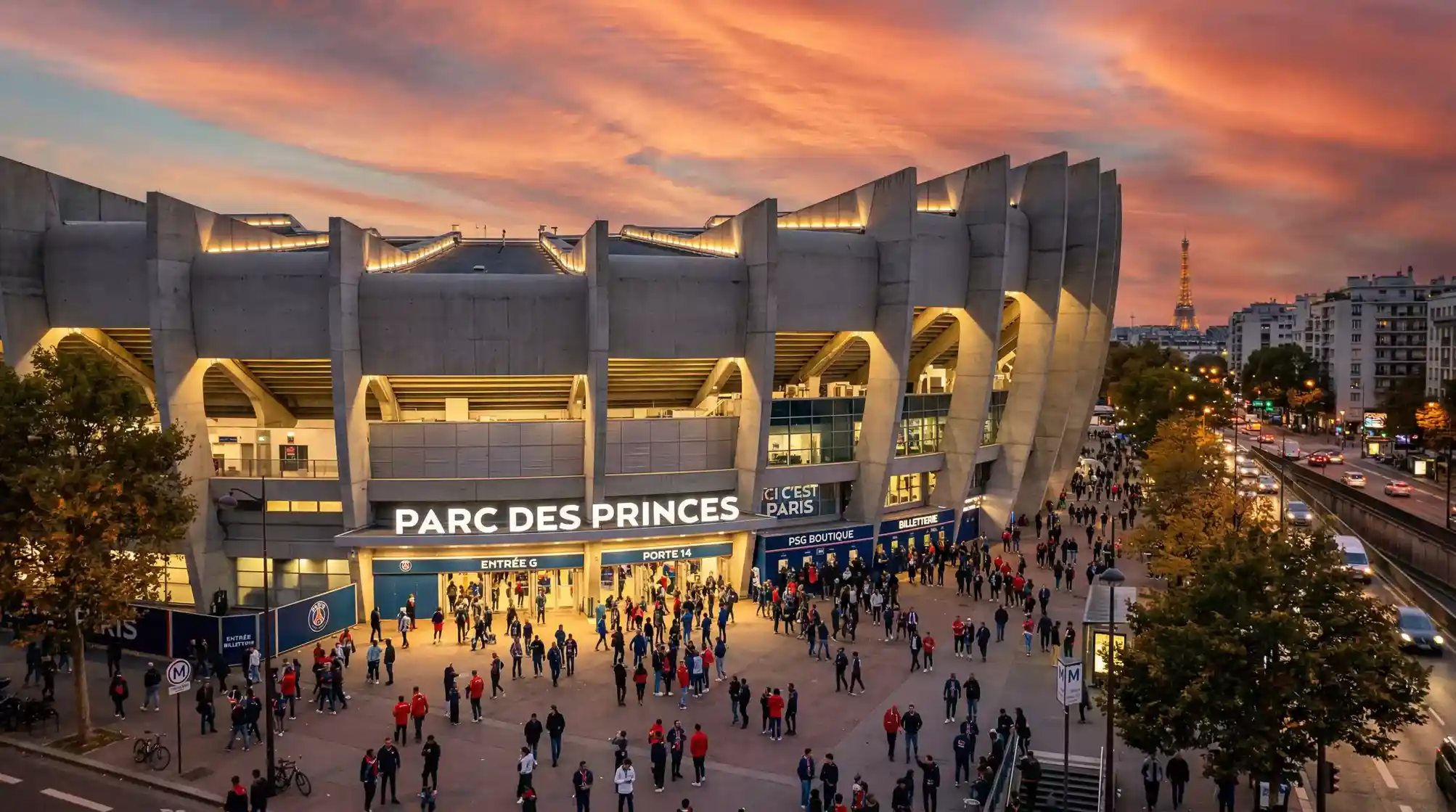 Parc des Princes visto desde el exterior con la fachada iluminada al atardecer